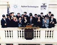 1999 年 11 月 18 日：安捷伦庆祝其首次公开募股，在纽约证券交易所敲响开盘钟